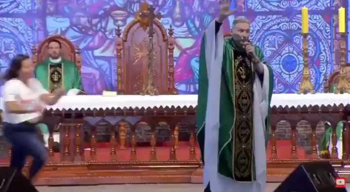 Padre Marcelo Rossi é derrubado de palco por mulher; Veja o vídeo