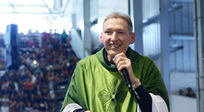Saiba o estado de saúde de Padre Marcelo Rossi após queda de palco