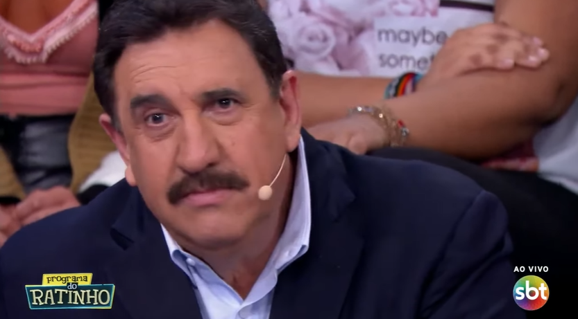 Ratinho deixa assistente de palco assustada ao fazer pedido ao vivo no SBT: “Ergue a saia”
