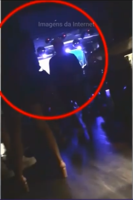 Pedro Scooby foi flagrado dando beijo em outra mulher. Troco em Anitta foi dado. (Foto: Reprodução)
