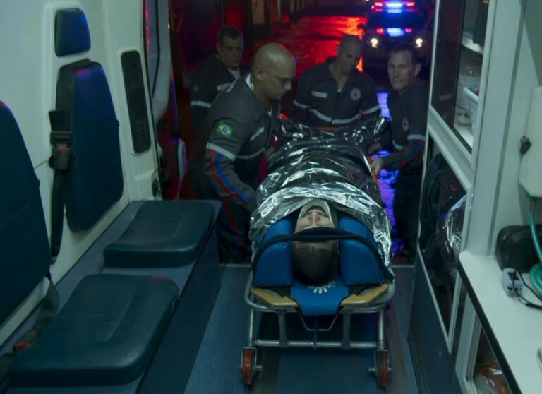 A Dona do Pedaço: Jô esfaqueia Téo e o deixa agonizando