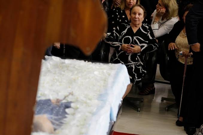 Fãs tiram foto do caixão de Gugu e são criticados na web