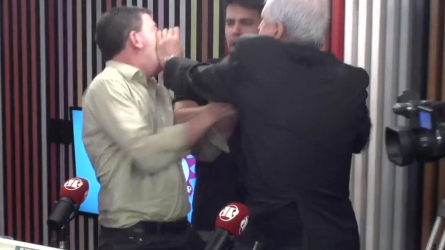 Augusto Nunes agride Gleen Greenwald ao vivo no Pânico; Veja vídeo