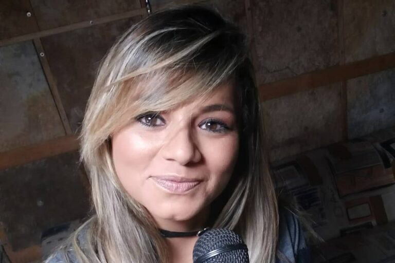 Cantora de forró desmaia no meio de show e morre em seguida