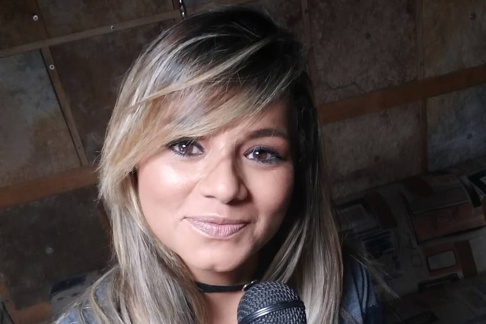 Cantora de forró desmaia no meio de show e morre em seguida