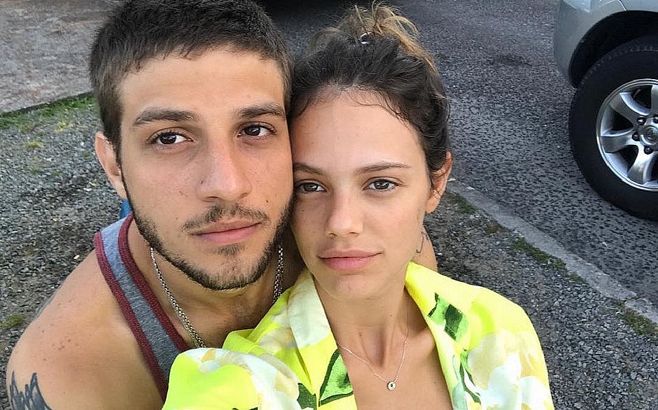 Nasce Maria, filha de Chay Suede e Laura Neiva