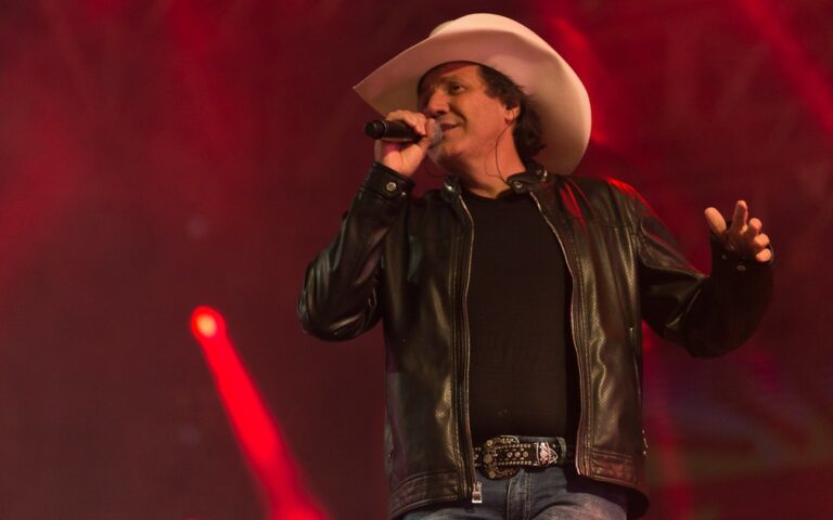 Cantor Juliano Cezar tem parada cardíaca no meio de show e morre