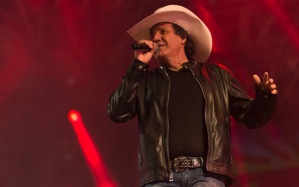 Cantor Juliano Cezar tem parada cardíaca no meio de show e morre