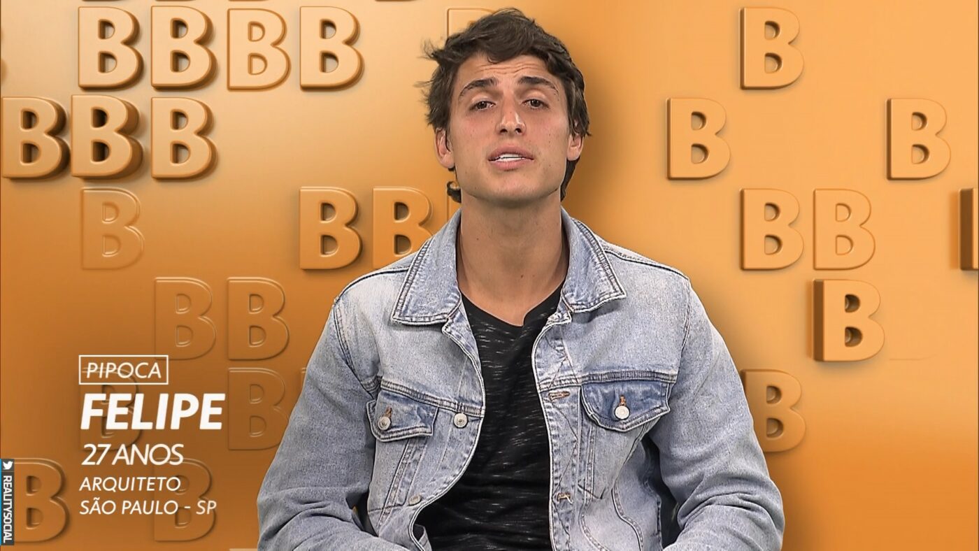 BBB20: Felipe se descuida ao trocar de roupa e deixa bumbum à mostra
