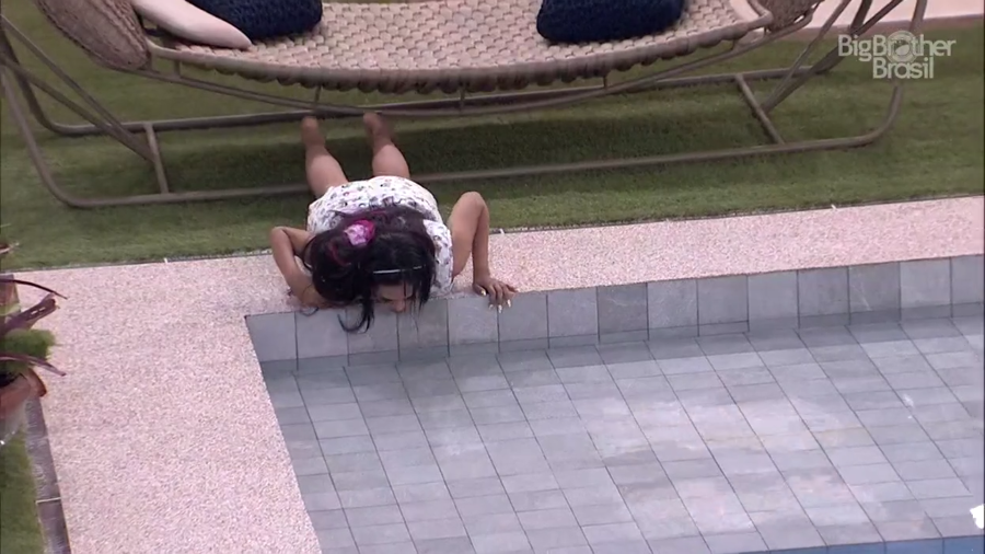 BBB20: Flayslane fica bêbada, bebe água da piscina e incomoda brothers