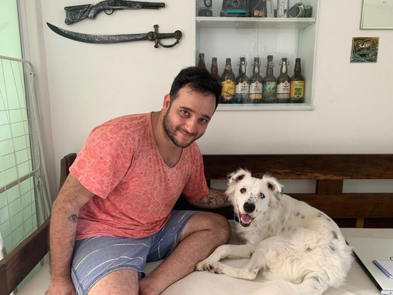 Após ser rejeitado por ser surdo, cão é adotado por estudante também surdo