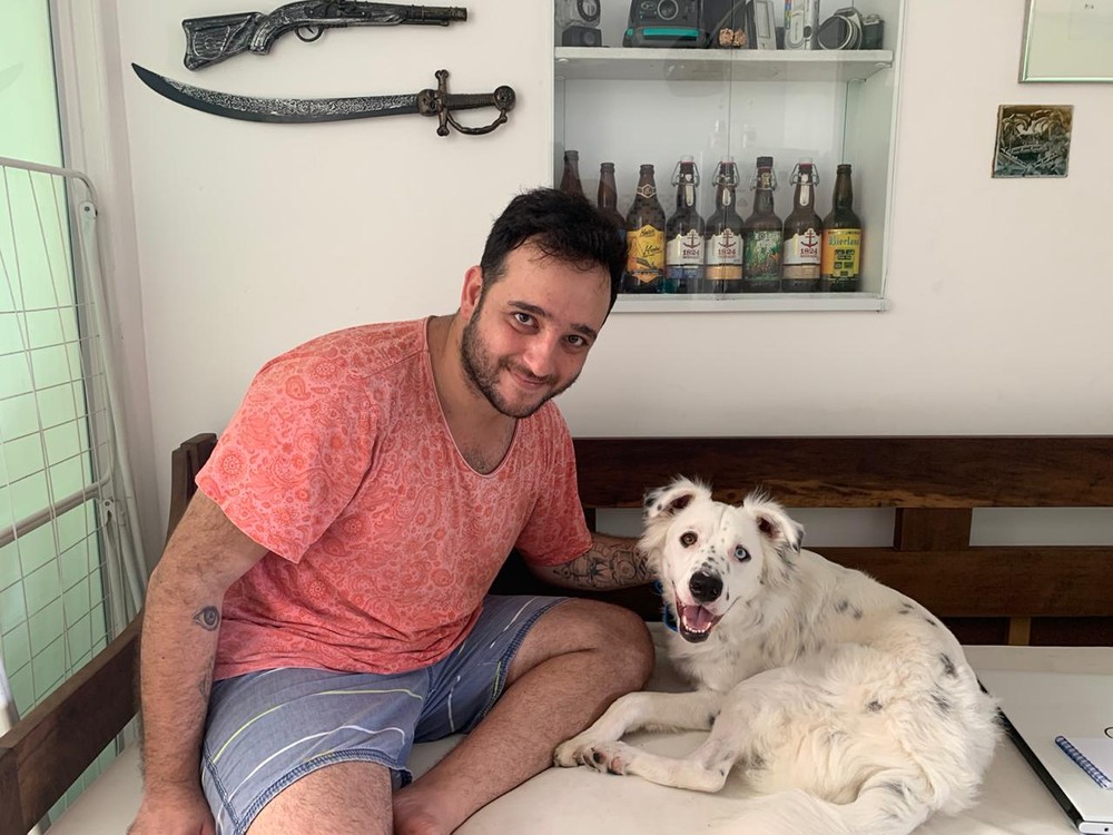 Após ser rejeitado por ser surdo, cão é adotado por estudante também surdo
