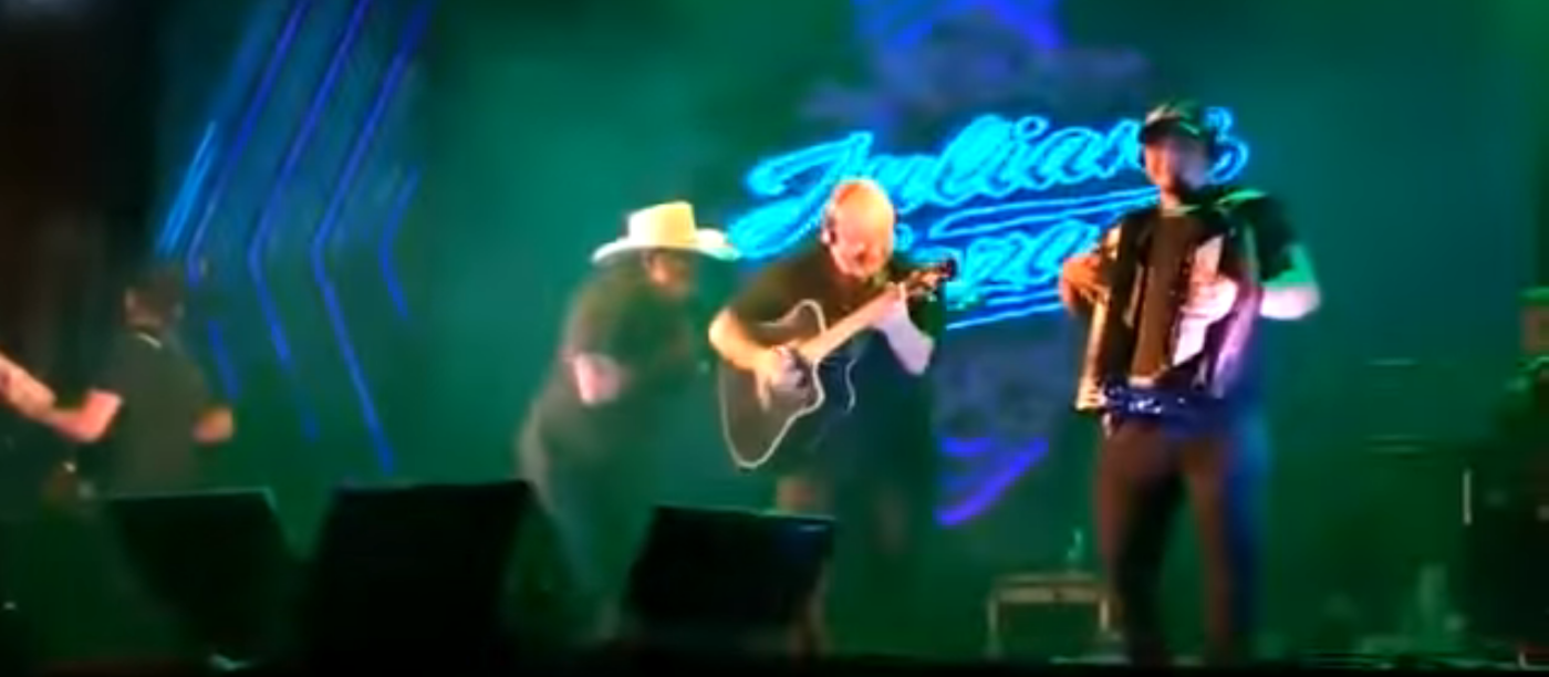 Vídeo mostra momento que o cantor Juliano Cezar cai no palco e morre; Veja