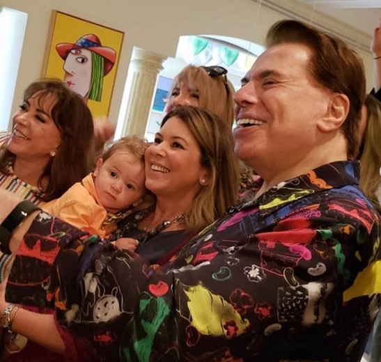 Silvio Santos atende fãs e tira fotos na porta de sua mansão em Orlando