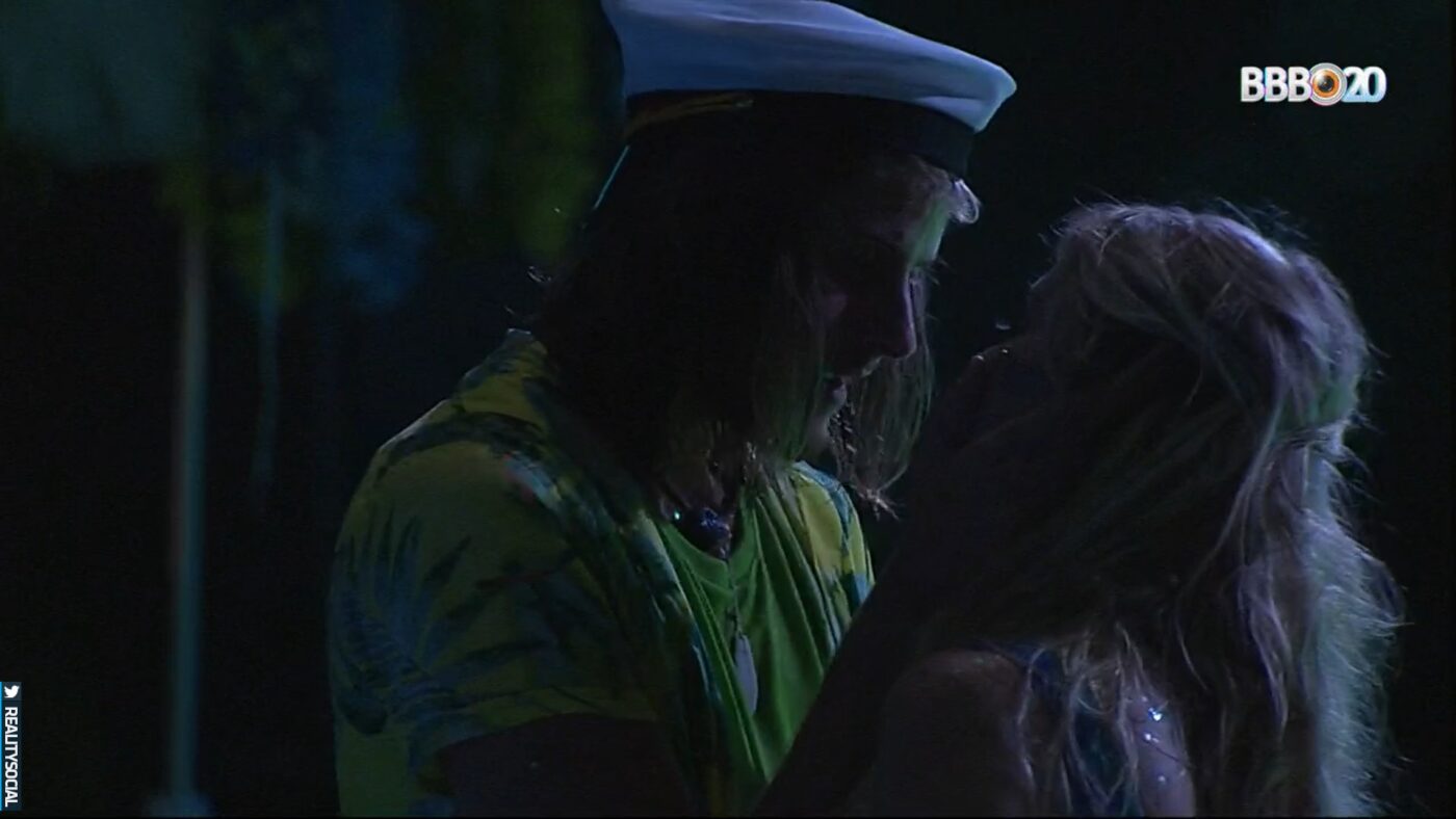 BBB20: Marcela e Daniel se beijam pela primeira vez em festa e web desaprova