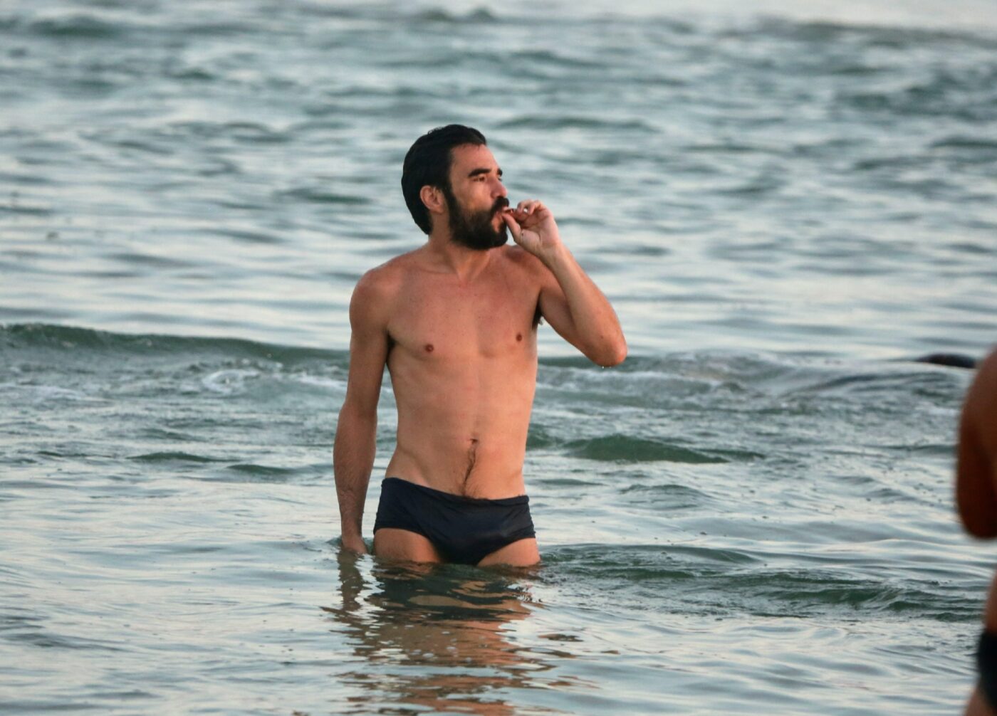 Caio Blat abaixa sunga e mostra bumbum ao público no Carnaval de Olinda