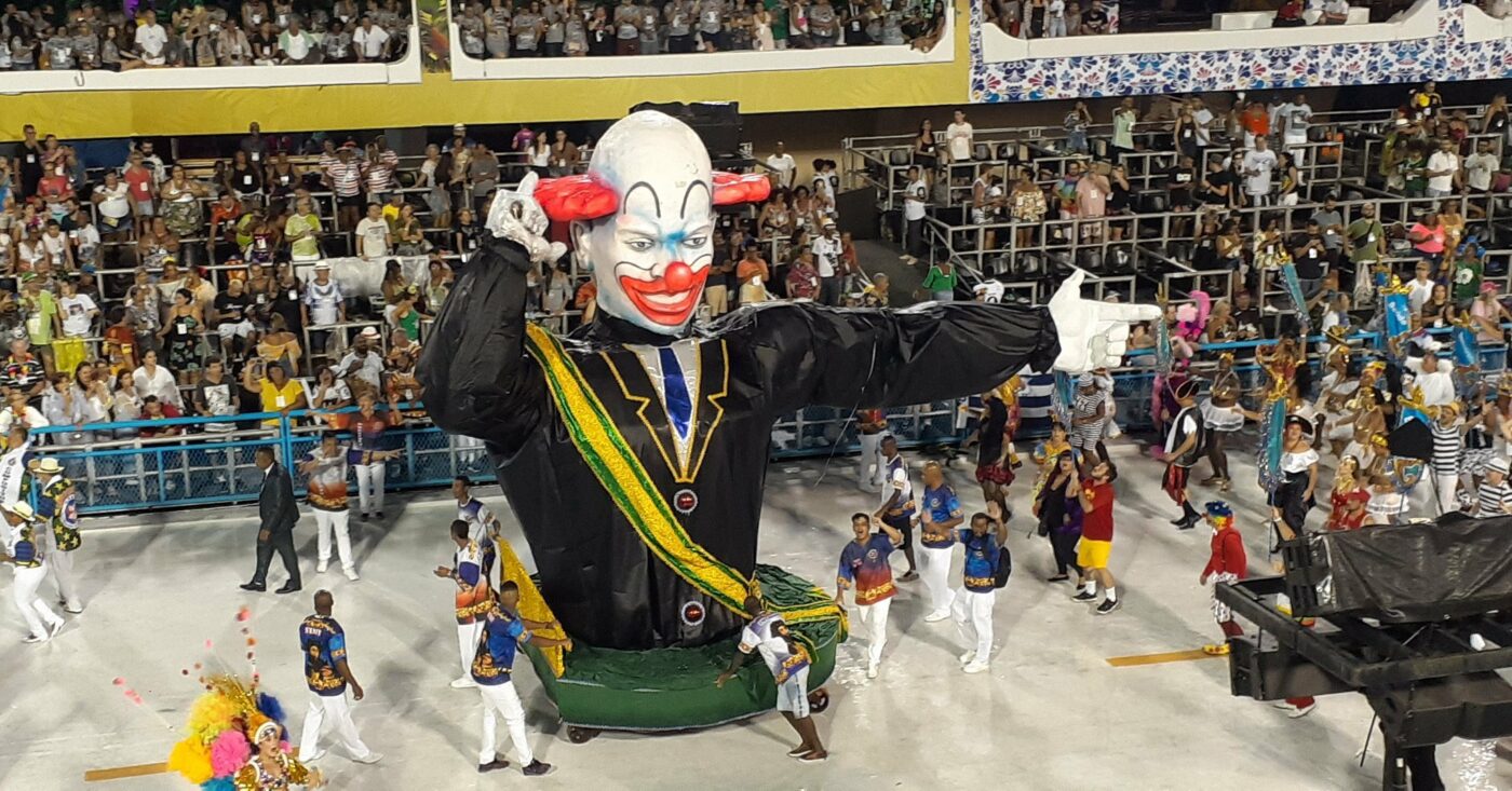 Carnaval 2020: Escola de Samba causa em alegoria de palhaço com faixa presidencial