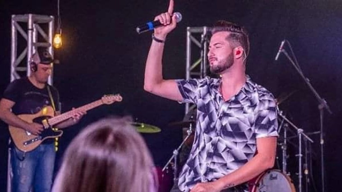 Cantor sertanejo cai de pedra e morre afogado no mar em Paraty