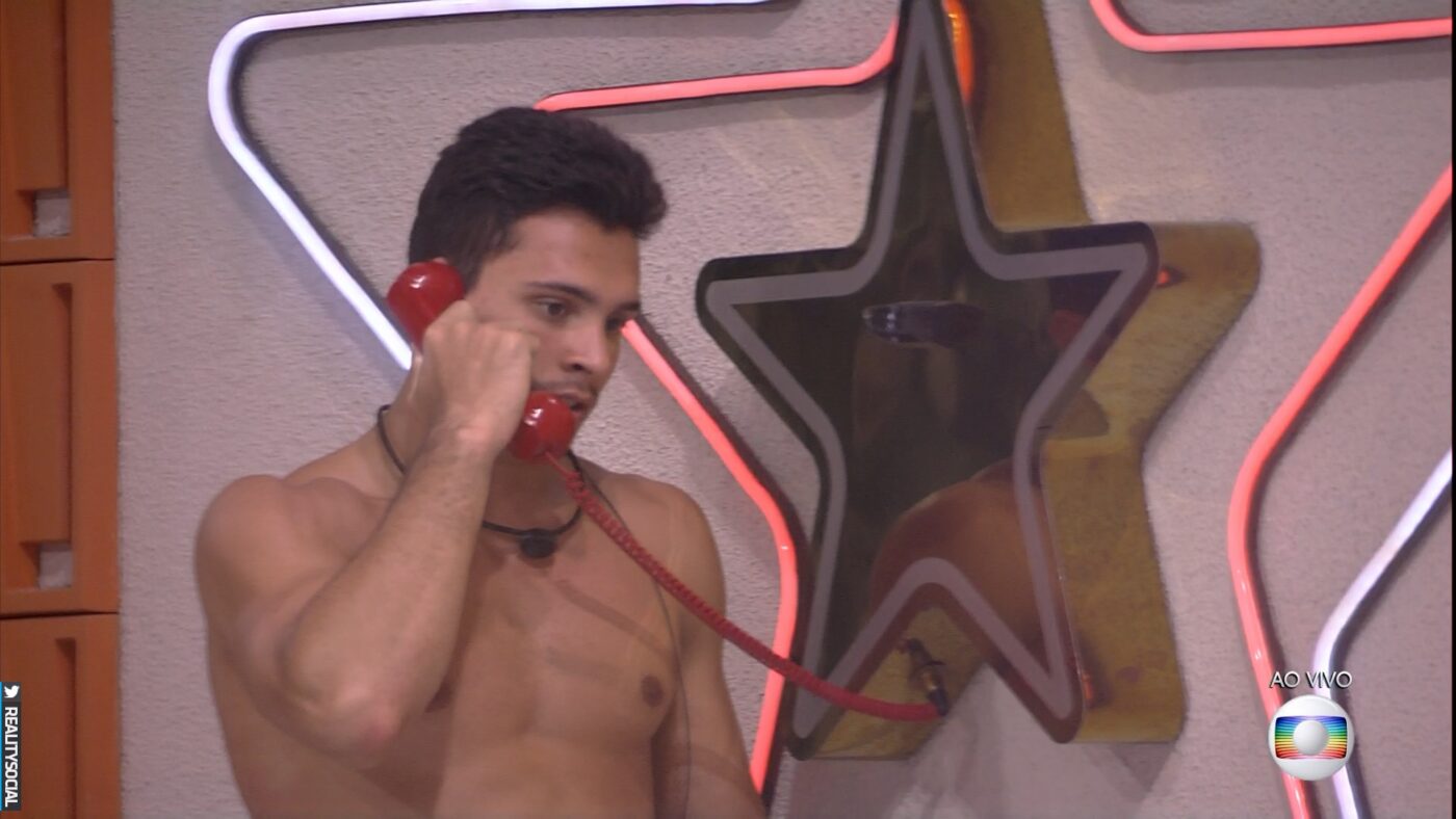 BBB20: Petrix atende o Big Fone e manda Pyong para o Paredão