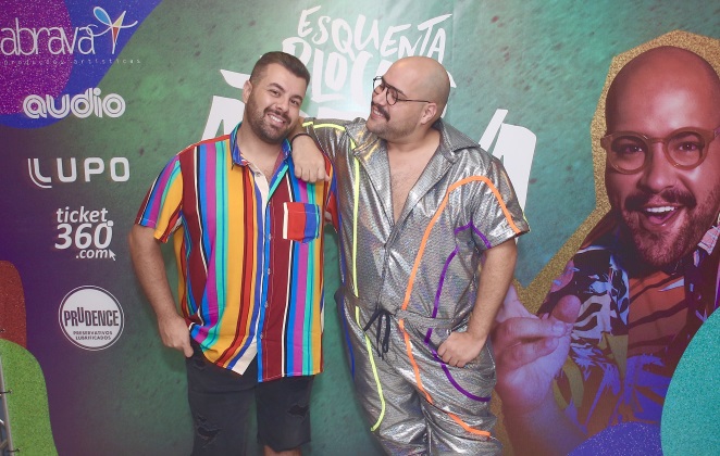 Tiago Abravanel beija namorado em show após assumir relacionamento