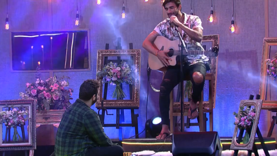 BBB20: Victor Hugo se declara para Guilherme e pede selinho