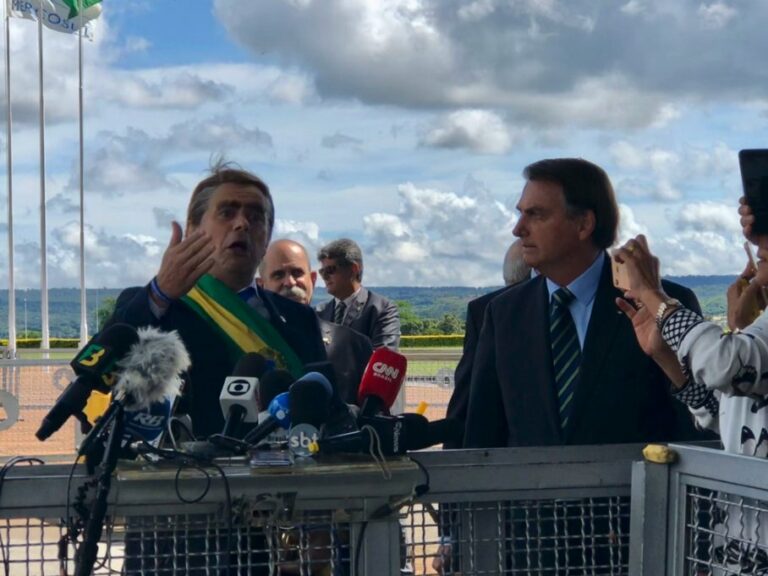 Bolsonaro coloca humorista para falar com jornalistas e faz piada com PIB de 2019
