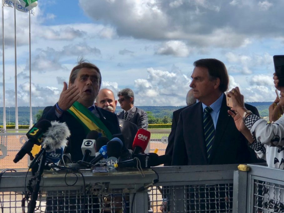 Bolsonaro coloca humorista para falar com jornalistas e faz piada com PIB de 2019