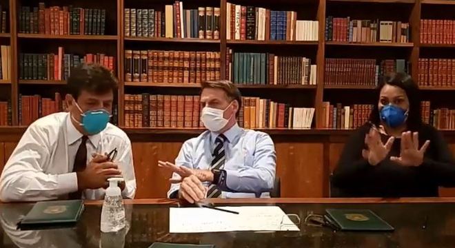 Bolsonaro testa positivo para coronavírus em primeiro exame, aponta colunista
