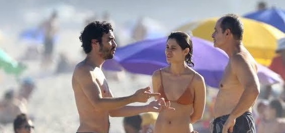 Caio Blat é flagrado de sunga na praia e internautas perguntam: ‘Vai viajar?’