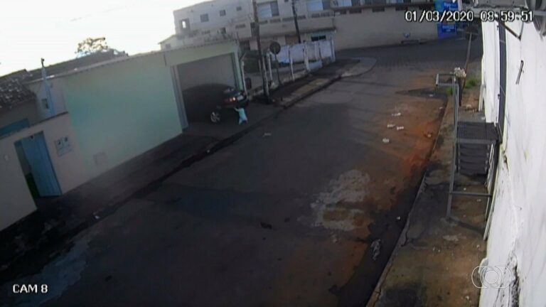 Pai atropela filho sem perceber ao tirar carro da garagem; veja o vídeo