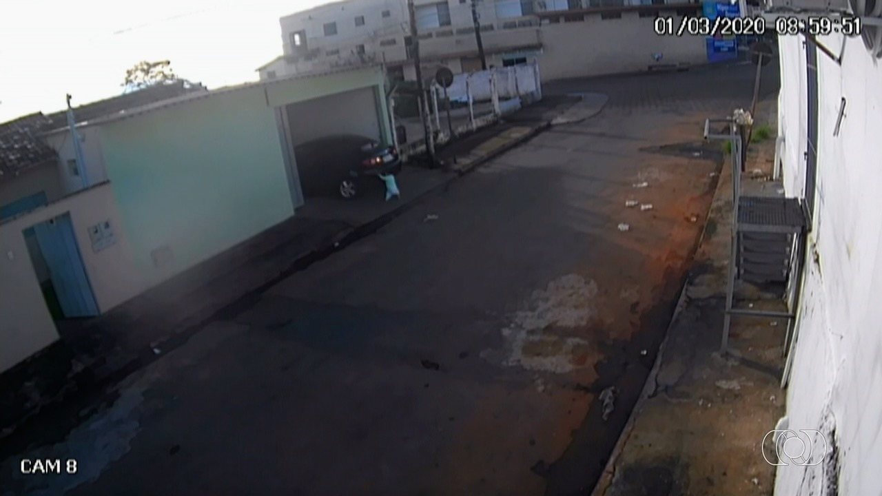 Pai atropela filho sem perceber ao tirar carro da garagem; veja o vídeo