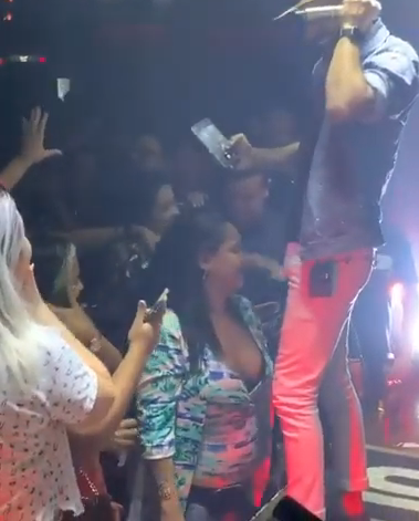 Cantor tem pênis mordido por fã em show ao vivo; veja o vídeo