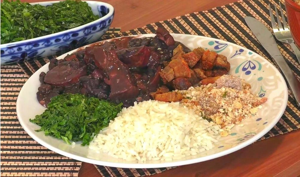 Receita de Feijoada rápida e farofa com banana e bacon do Melhor da Tarde, dia 22/04/2020