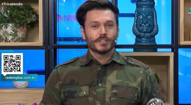 Apresentador da RedeTV! chora ao vivo ao anunciar morte da mãe