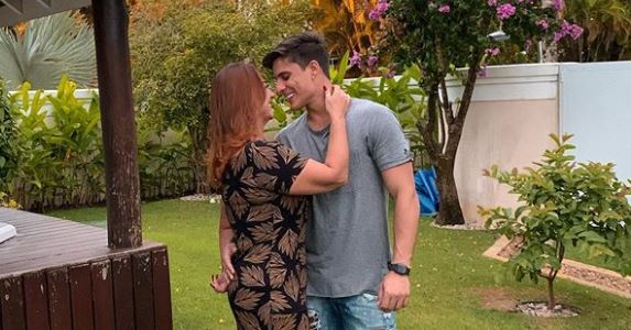 Mãe de Neymar termina namoro por pressão da família, diz jornal