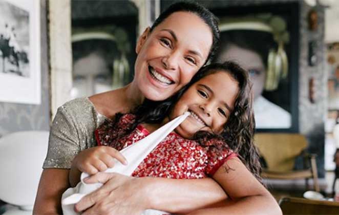 Carolina Ferraz se assusta com acidente doméstico envolvendo a filha de cinco anos: ‘muito sangue’