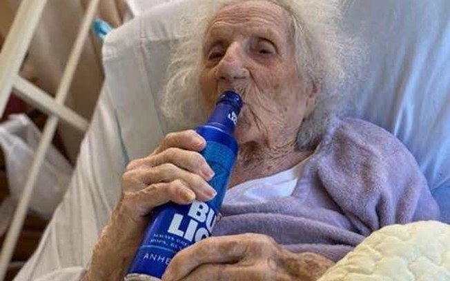 Idosa vence o coronavírus aos 103 anos e comemora cura com uma cerveja