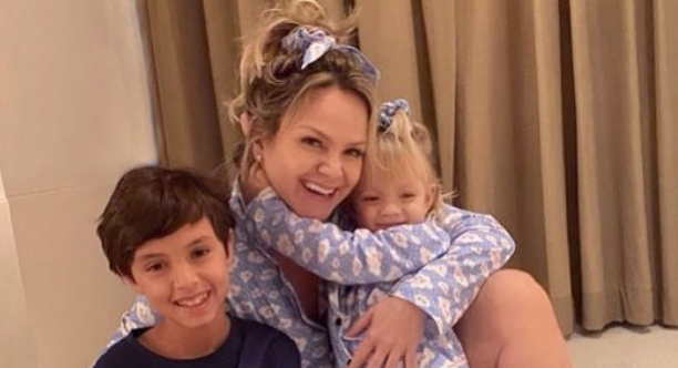 Eliana sai do isolamento recuperada do coronavírus e se emociona ao rever filhos