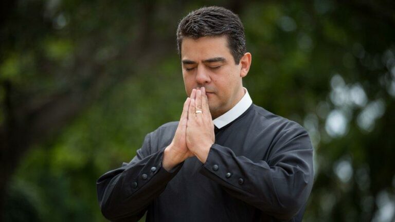 Padre Robson vinha sendo chantageado por hacker com quem vivia um romance, aponta investigação