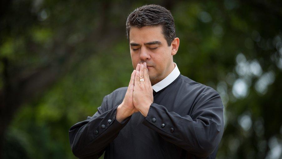 Padre Robson vinha sendo chantageado por hacker com quem vivia um romance, aponta investigação