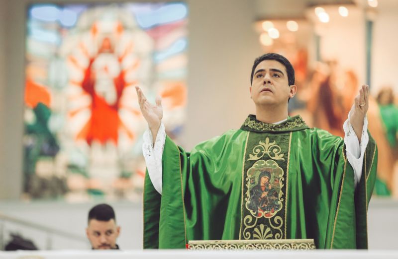 Padre Robson se defende de investigação por desvio de dinheiro doados por fiéis