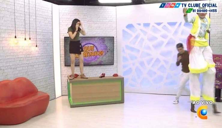 Baratas fazem apresentadora da Record subir na mesa ao vivo