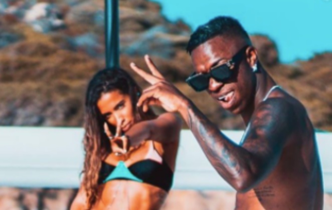 Anitta e Vinicius Junior curtem passeio de barco juntos na Itália