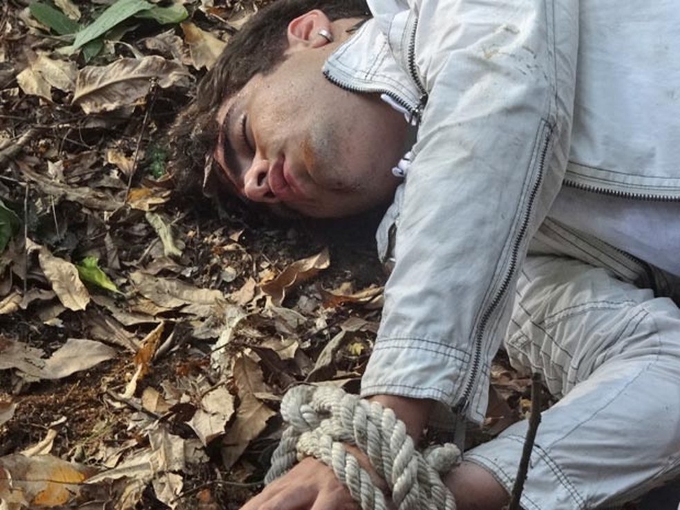 Fina Estampa: Antenor cai em barranco ao fugir de bandidos e Griselda pressente o pior