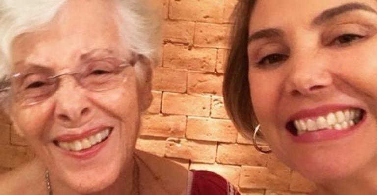 Mãe de Heloísa Perissé surpreende no violão aos 90 anos