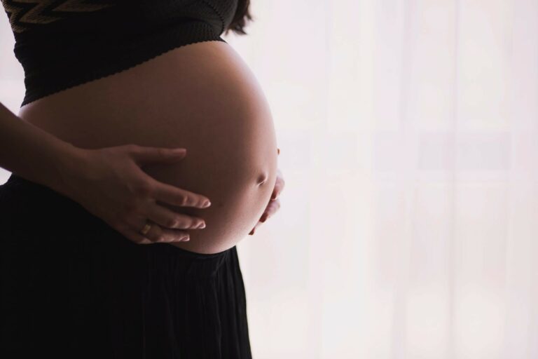 Coronavírus: Projeto que obriga grávidas a serem afastadas do trabalho é aprovado
