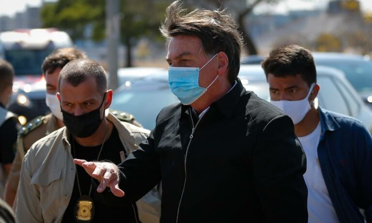 Jair Bolsonaro se irrita e ameaça agredir jornalista da Globo