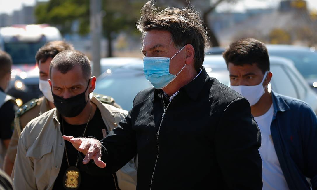 Jair Bolsonaro se irrita e ameaça agredir jornalista da Globo