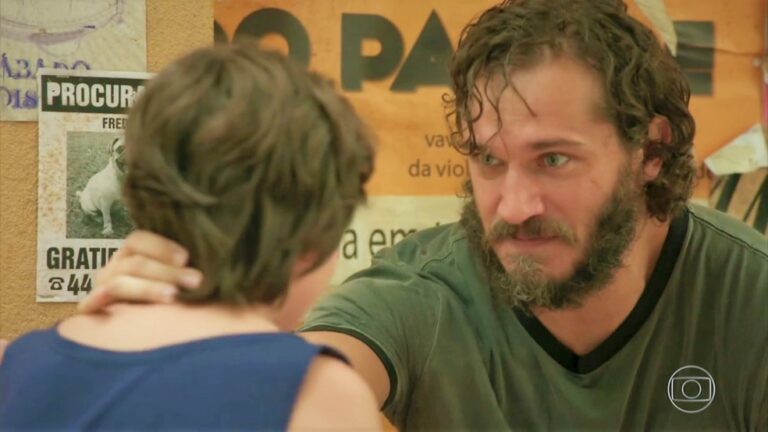 Totalmente Demais: Dino encontra com Carlinhos e faz filho roubar caixa do restaurante