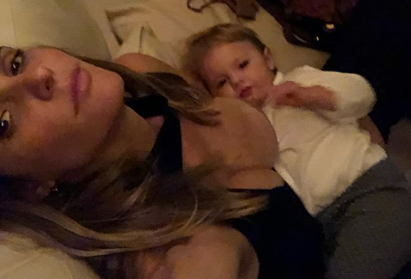 Fernanda Lima reage a crítica por postar foto amamentando